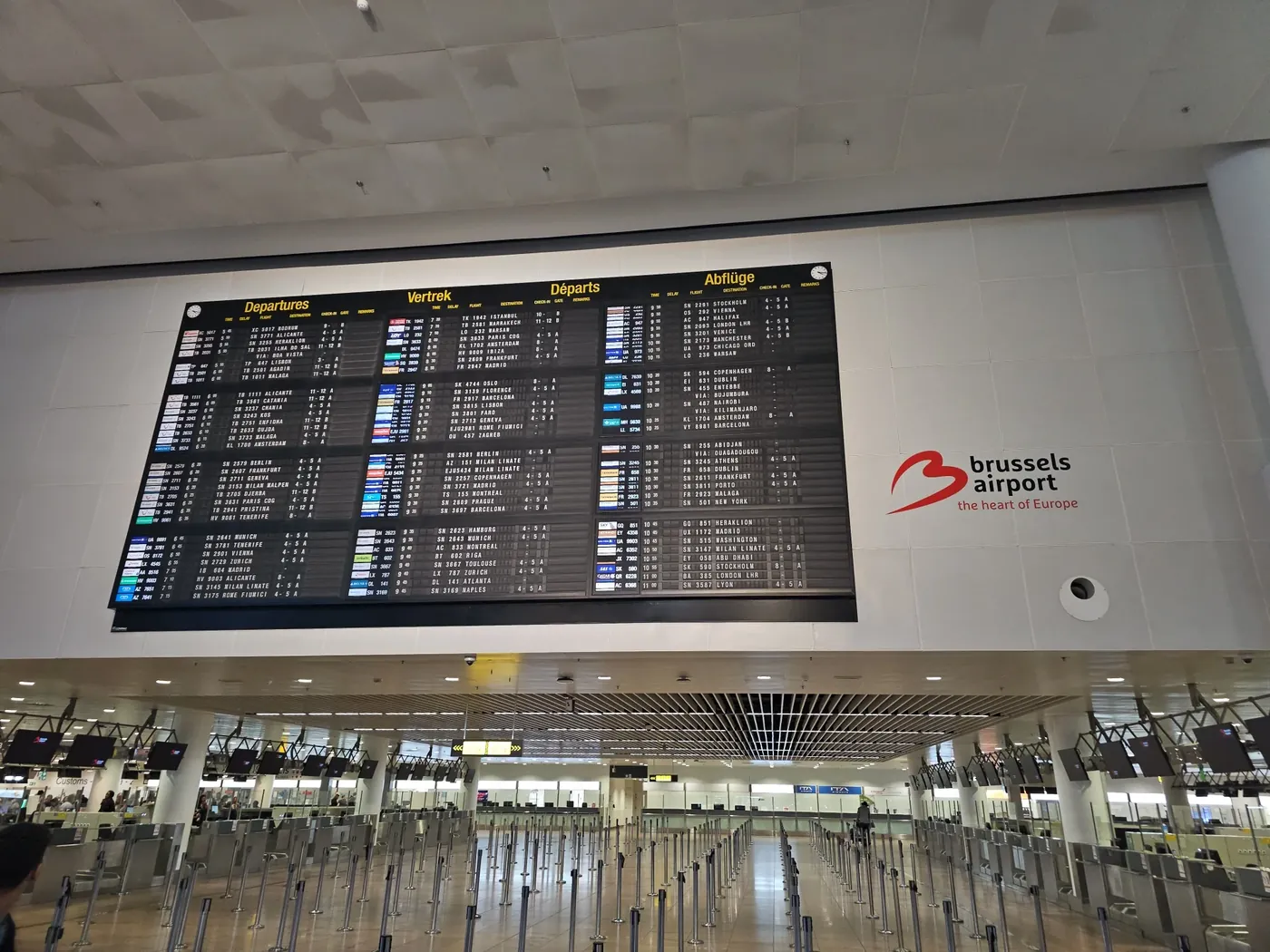 Tableau d'affichage des vols, transfert en taxi vers l'aéroport