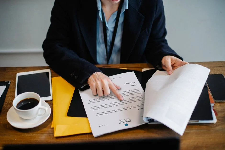 Documents, contrat et enveloppe préparés pour une livraison express à Lille