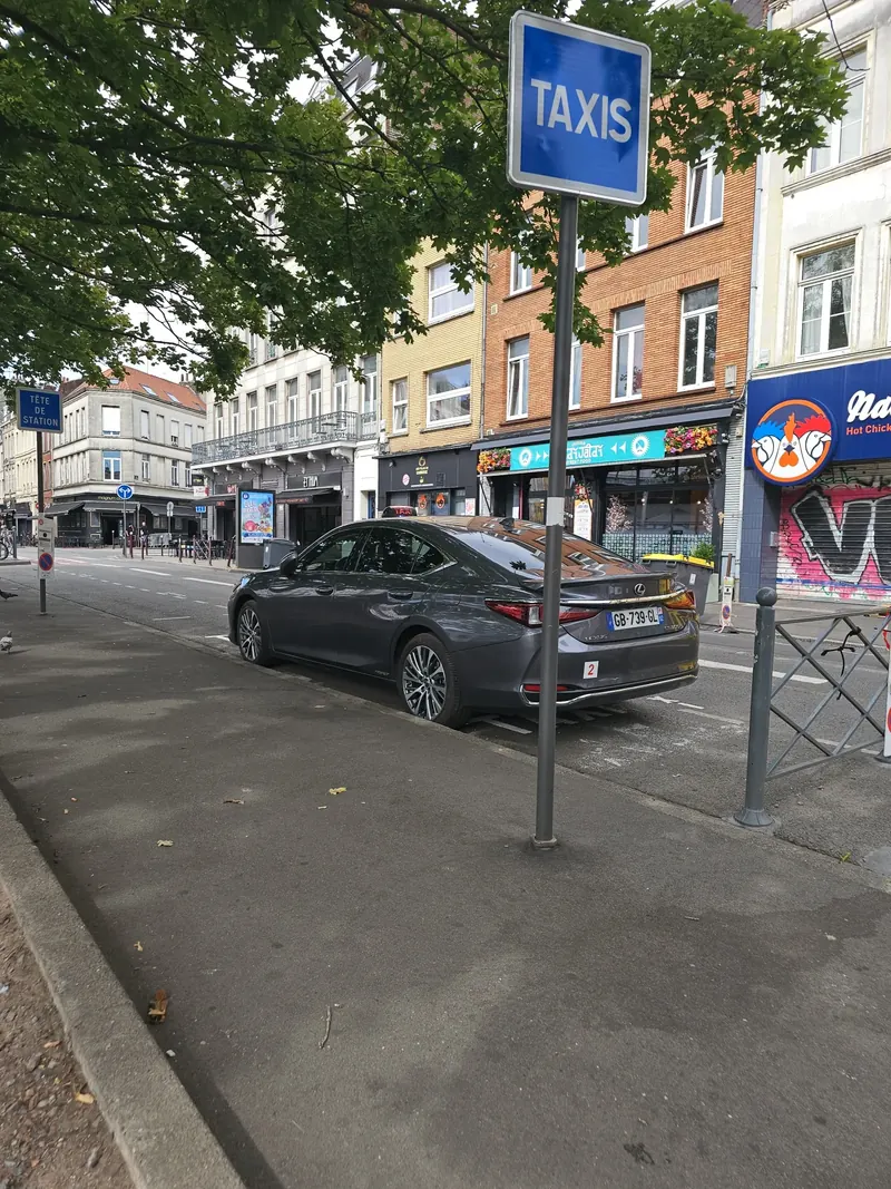 Station de taxis dans une rue de Lille avec le taxi de Taxi ML