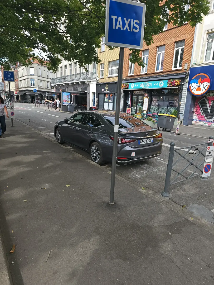 Taxi ML stationné à une station de taxis dans une rue de Lille